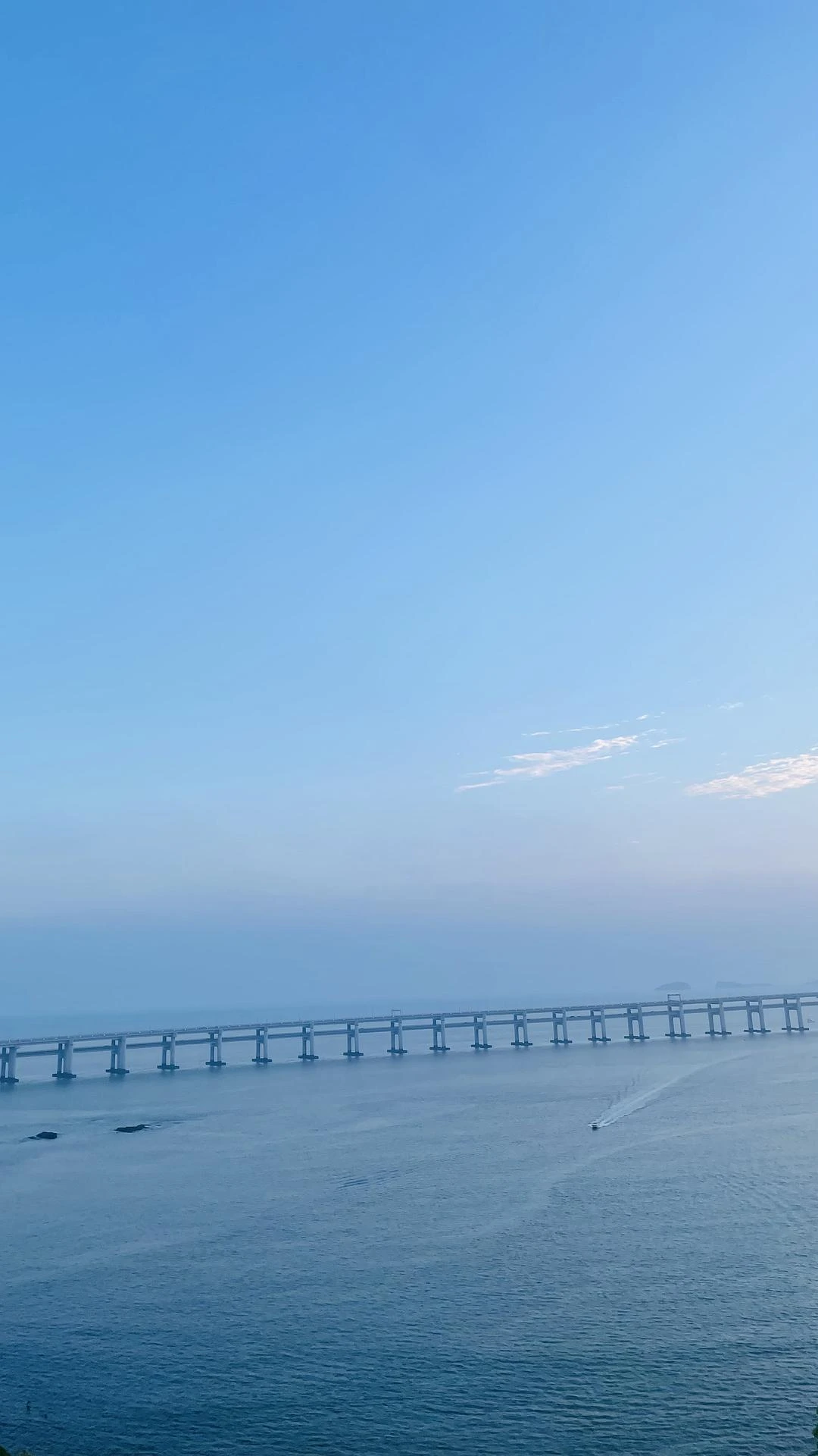 站在海边，感受着海风轻拂脸 - 图2