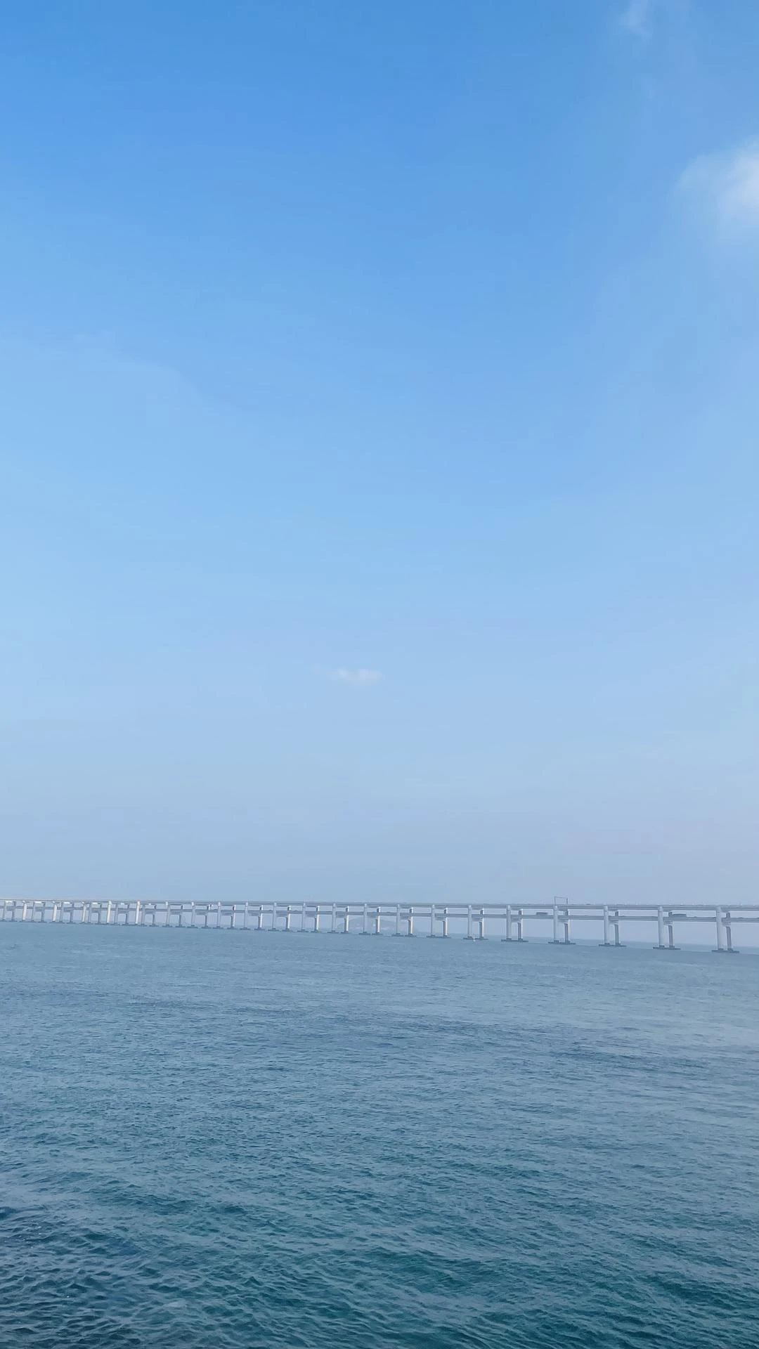 站在海边，感受着海风轻拂脸 - 图5