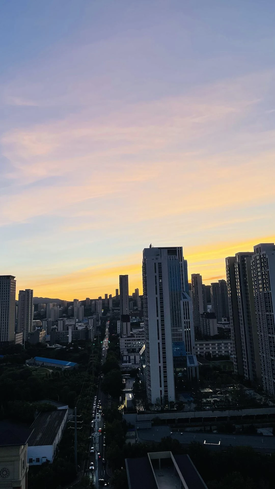 听着陈老师的《鱼》
看着天空的颜色一点一点变化 - 图1