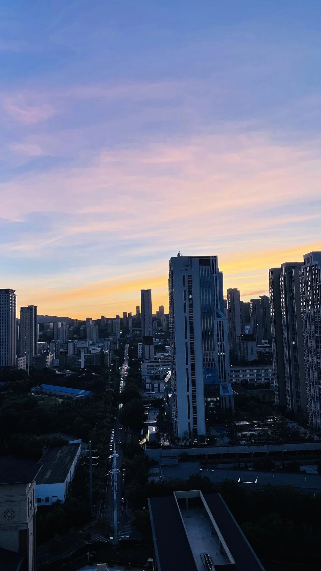 听着陈老师的《鱼》
看着天空的颜色一点一点变化 - 图2