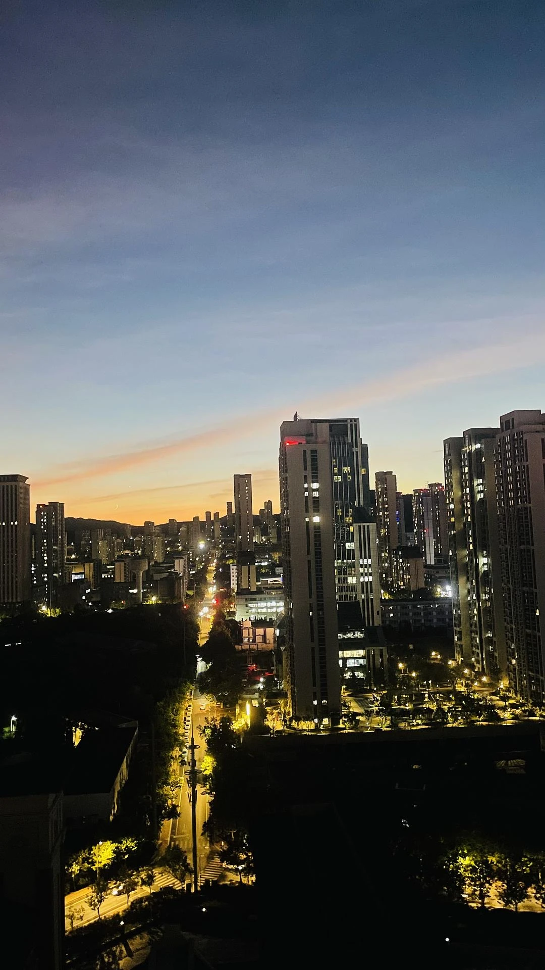 听着陈老师的《鱼》
看着天空的颜色一点一点变化 - 图3