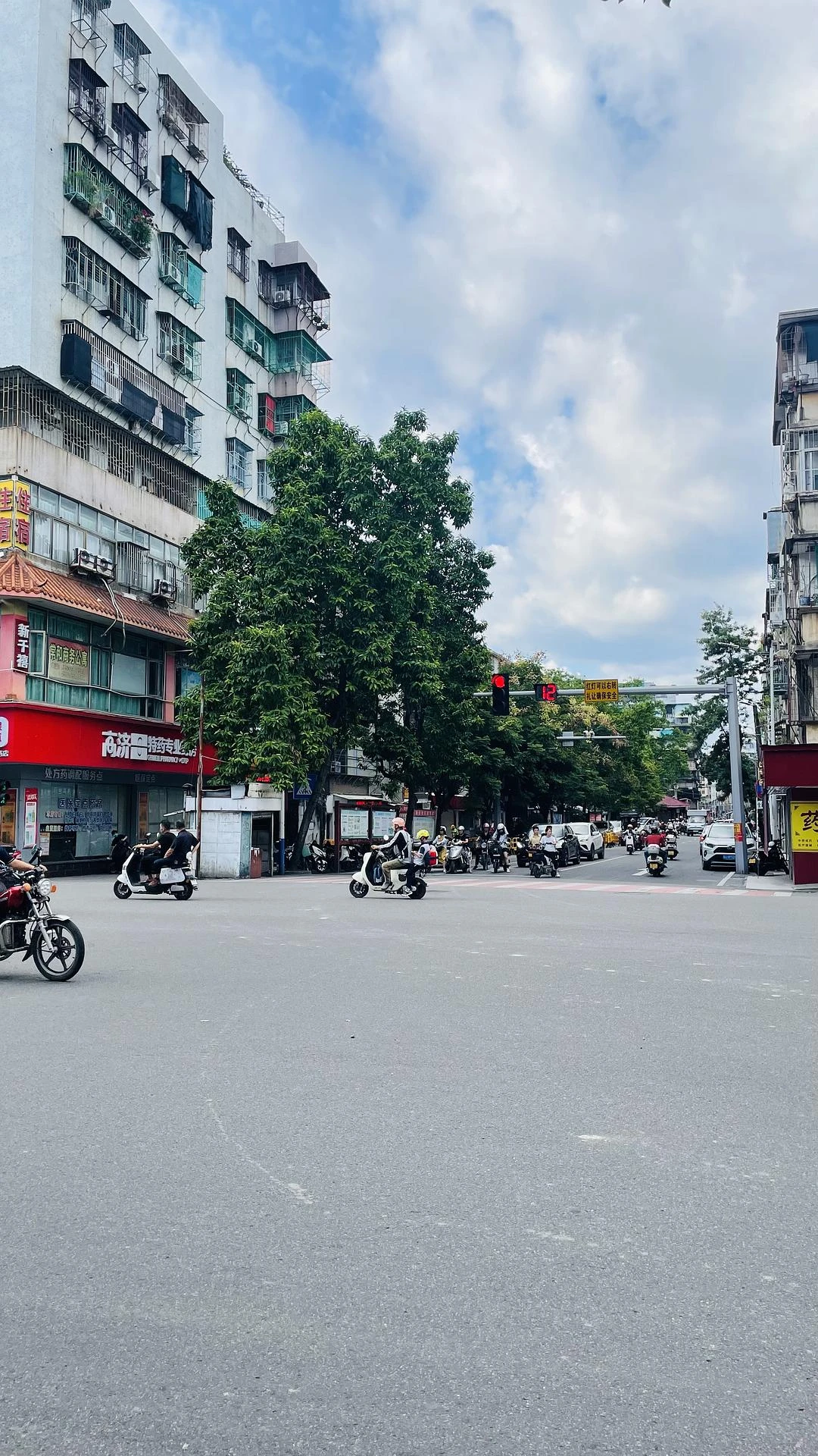 潮州的街头，跟东南亚很多城市街头没什么区别，都是 - 图1