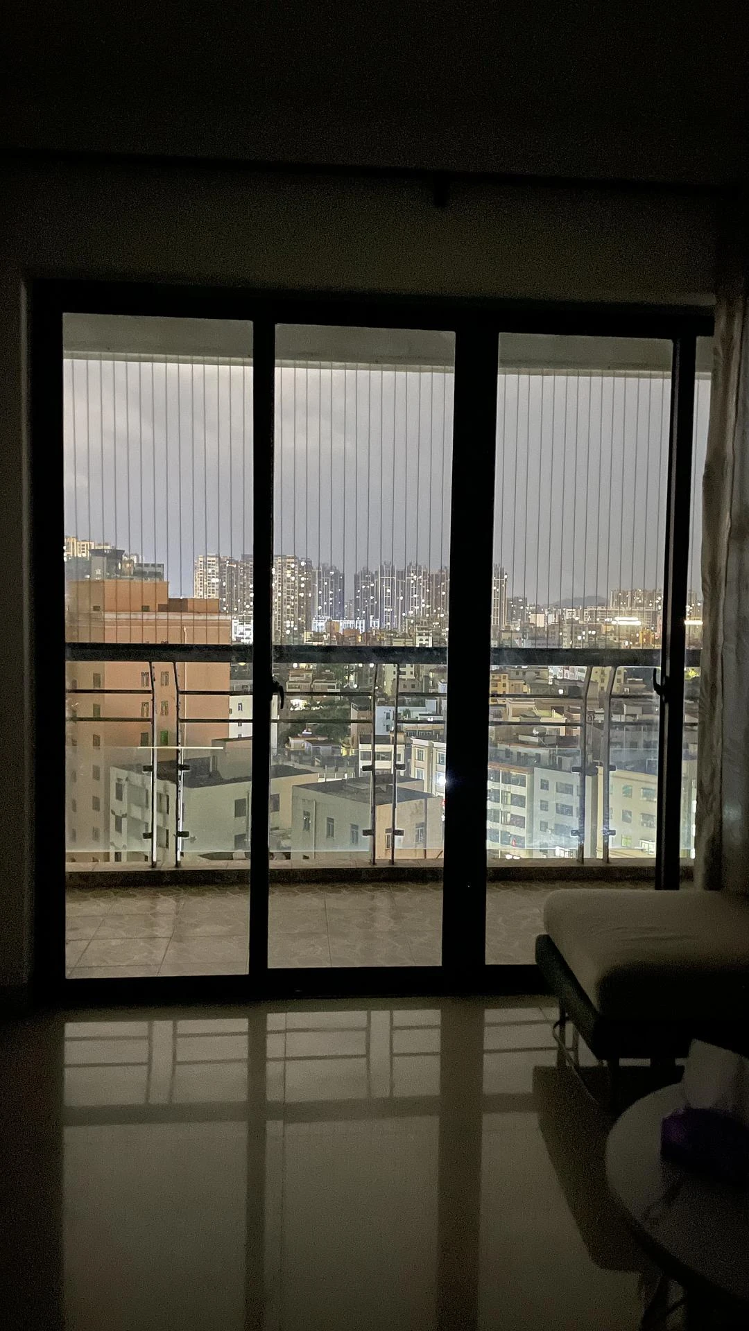 十分喜欢现在这个房子晚上阳台的景色
看上去一切岁 - 图1