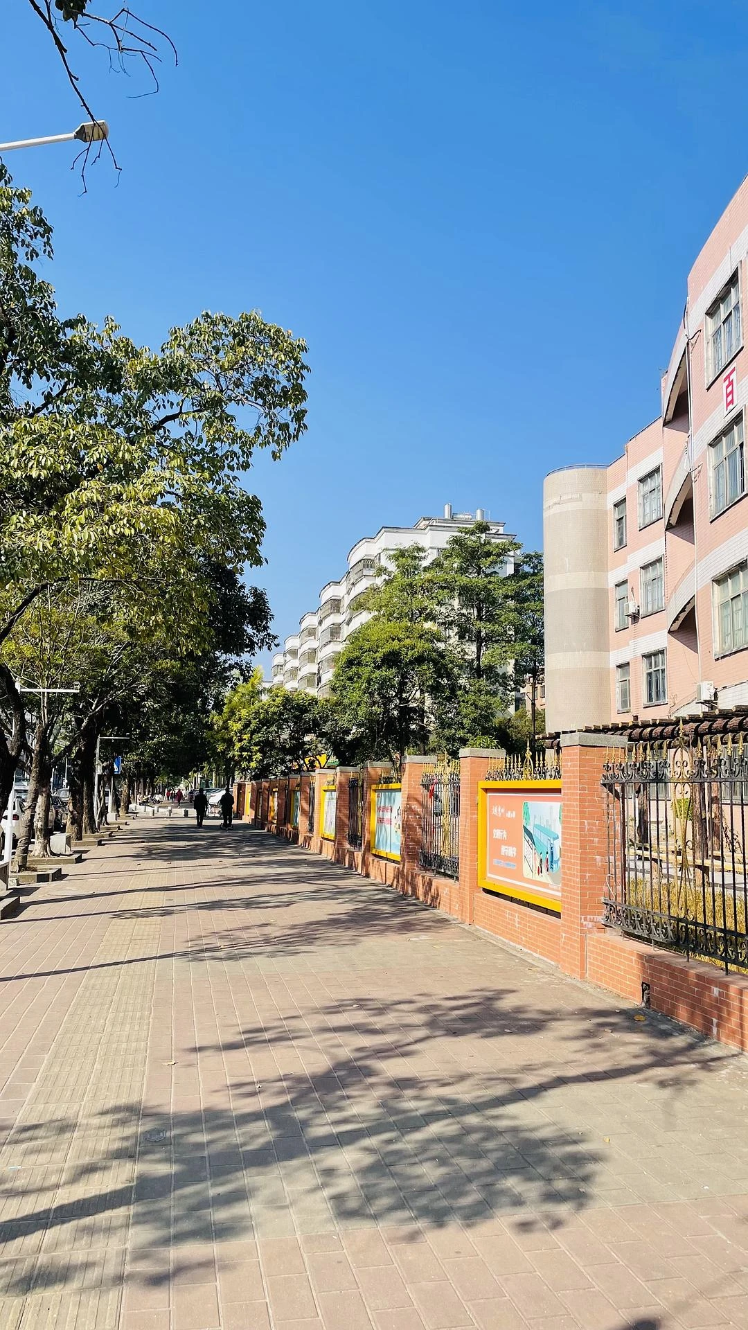 去菜市场的路上，路过一所小学，正好听到下课铃声响 - 图1