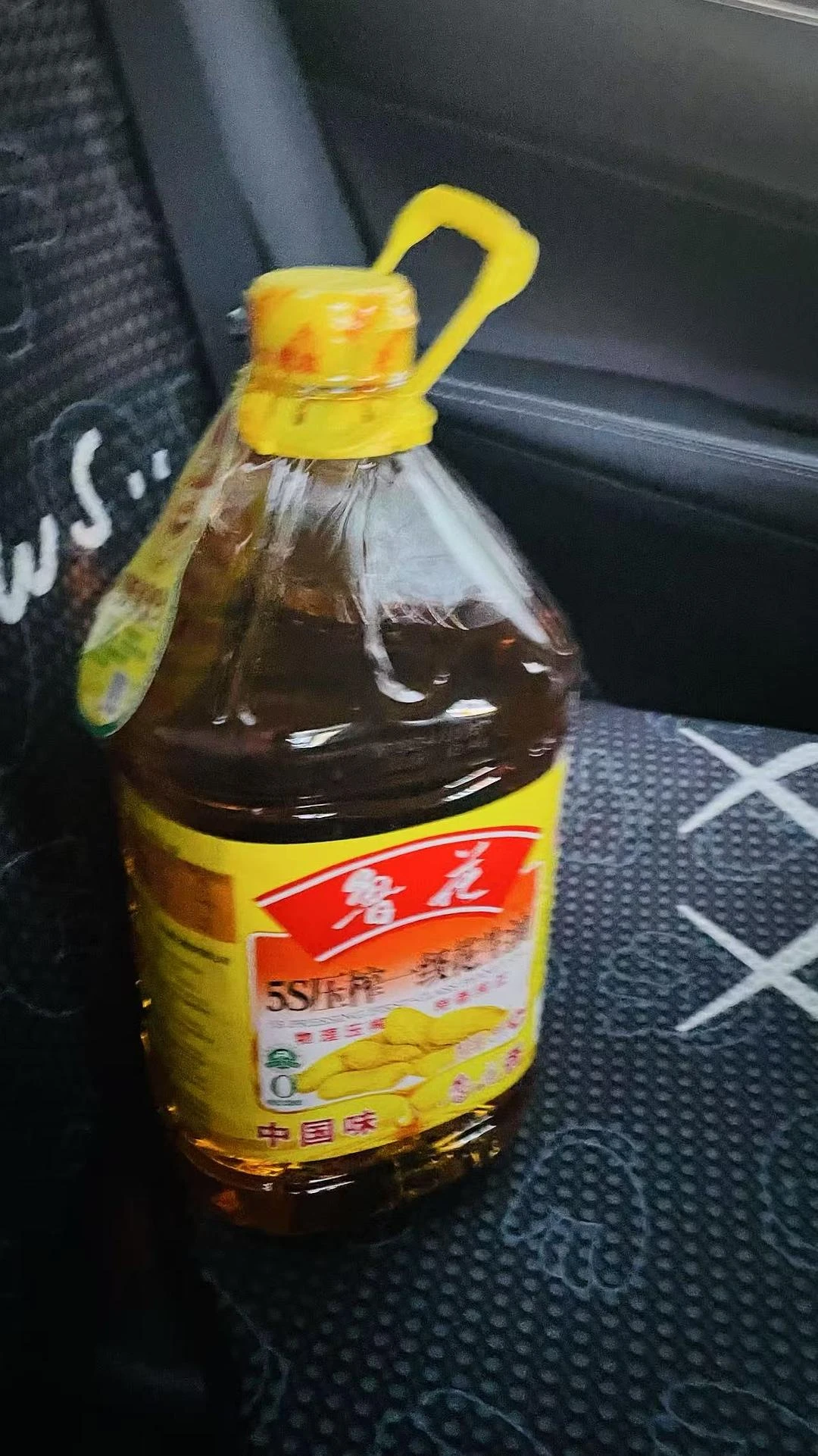 见老友，不知道送啥好，于是买了一桶油 - 图1