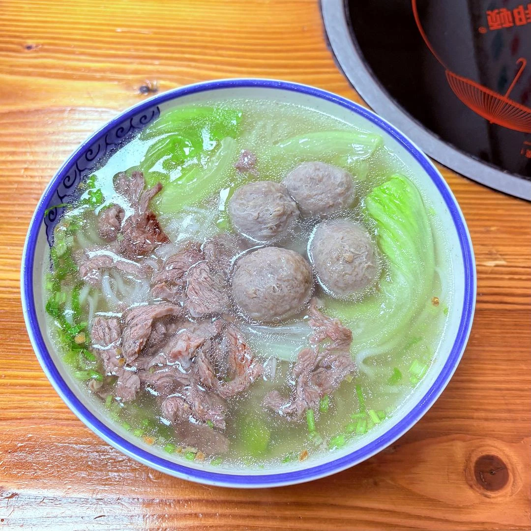 美好的一天，从一碗15块的牛肉汤粿条开始 - 图1