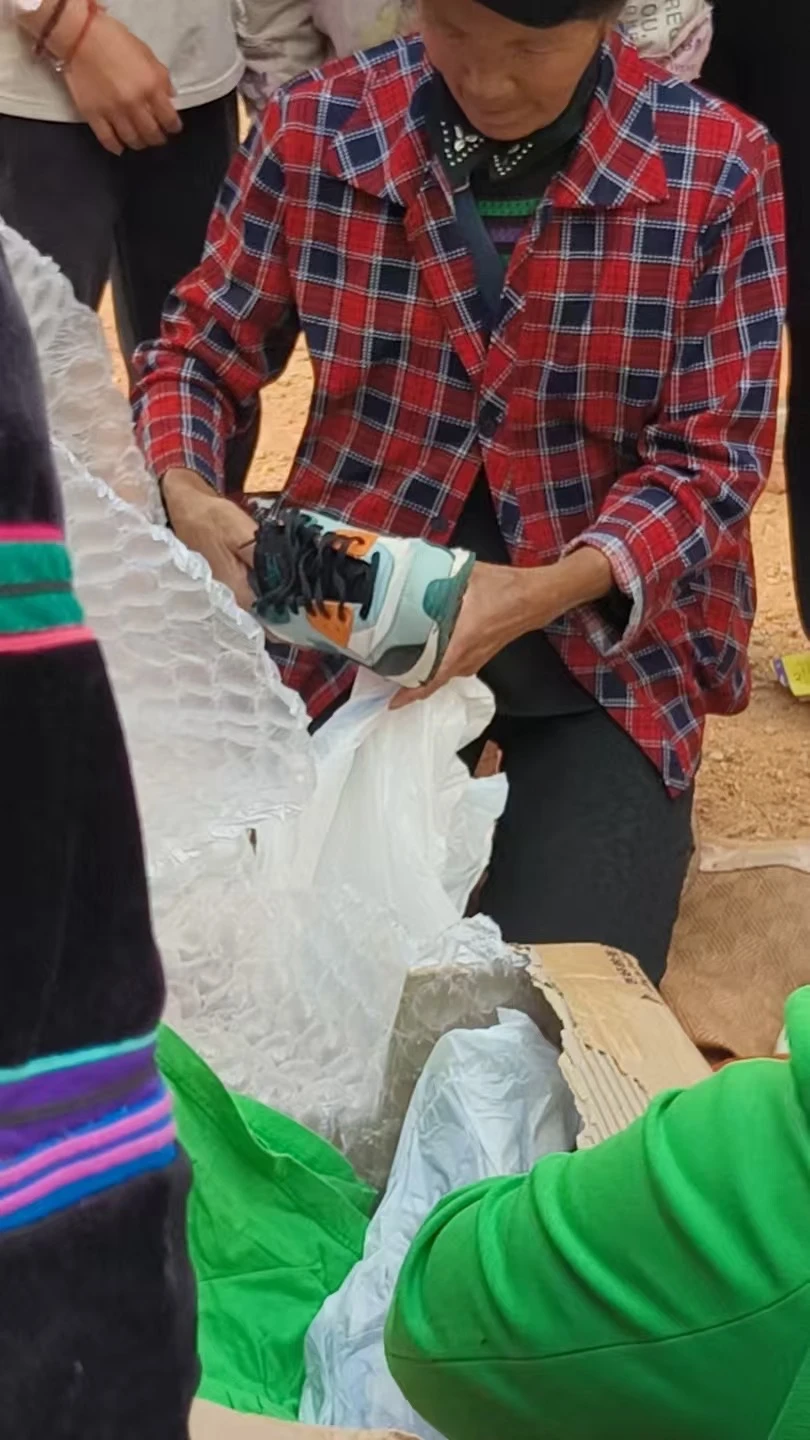 前几天捐的衣服，今天收到了反馈，送到了真正需要的 - 图2