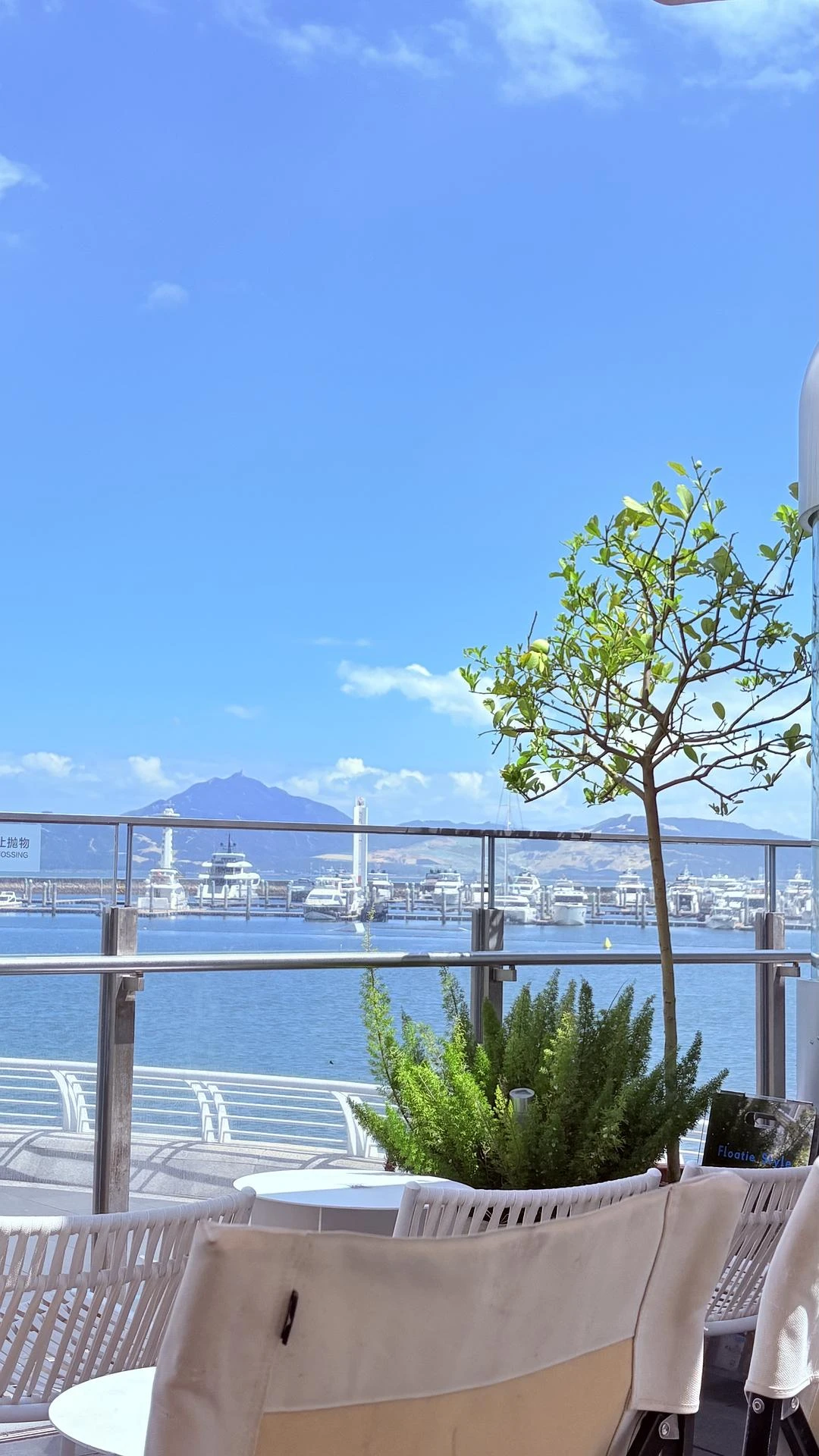 经济确实不好，工作日也那么多街溜子在海边躺着 - 图1