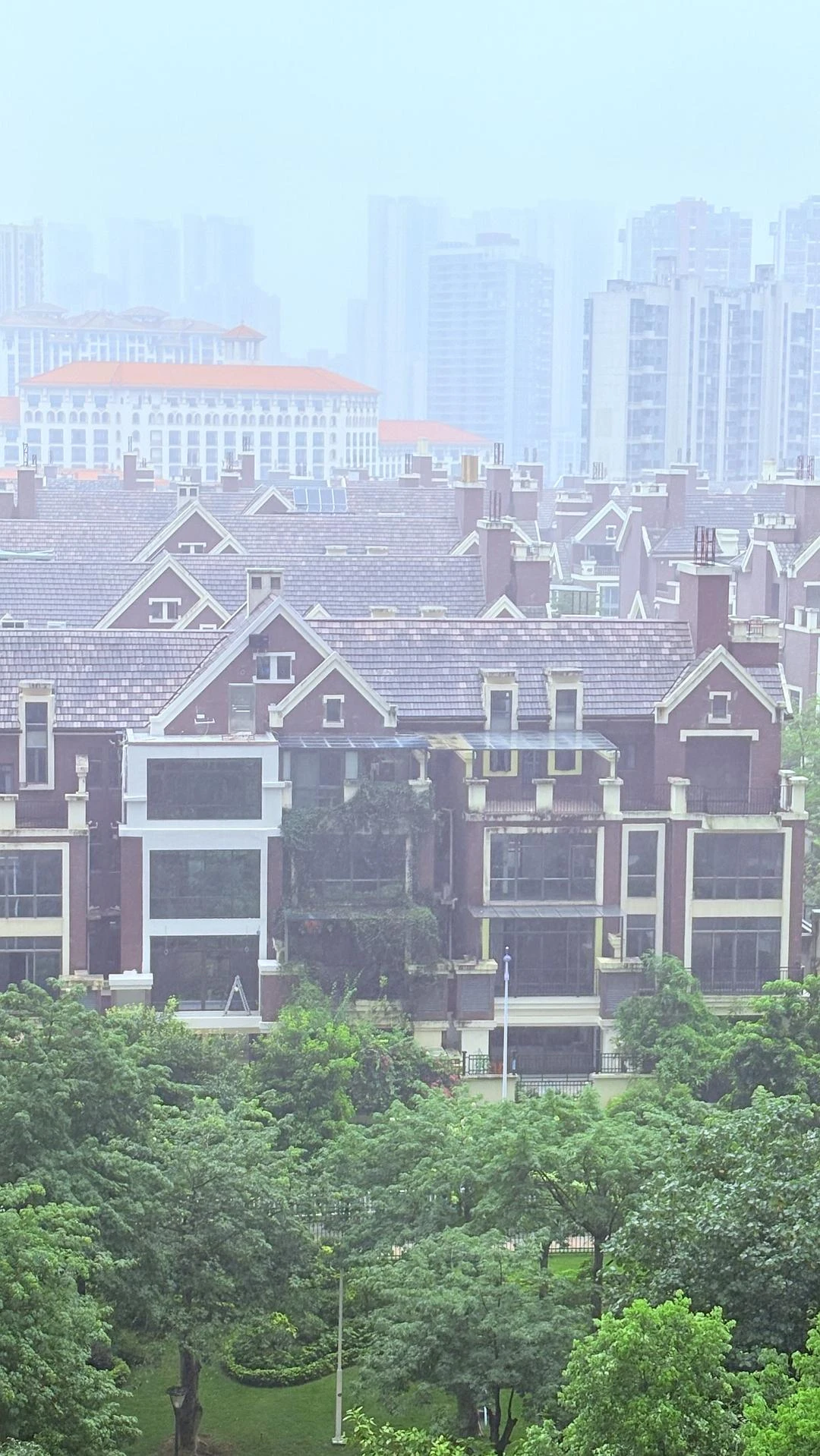 阴雨天让人想出远门 - 图1