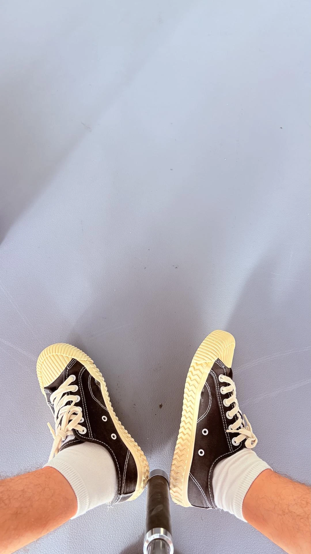 脚残志坚，踢到脚趾头不影响练胸 - 图1