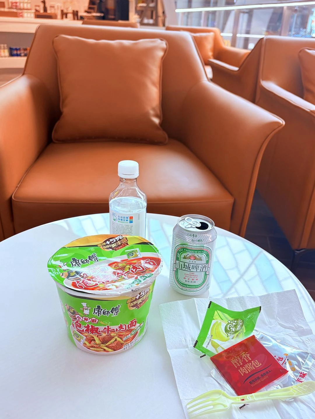 解锁新成就：在贵宾室吃泡面 - 图1