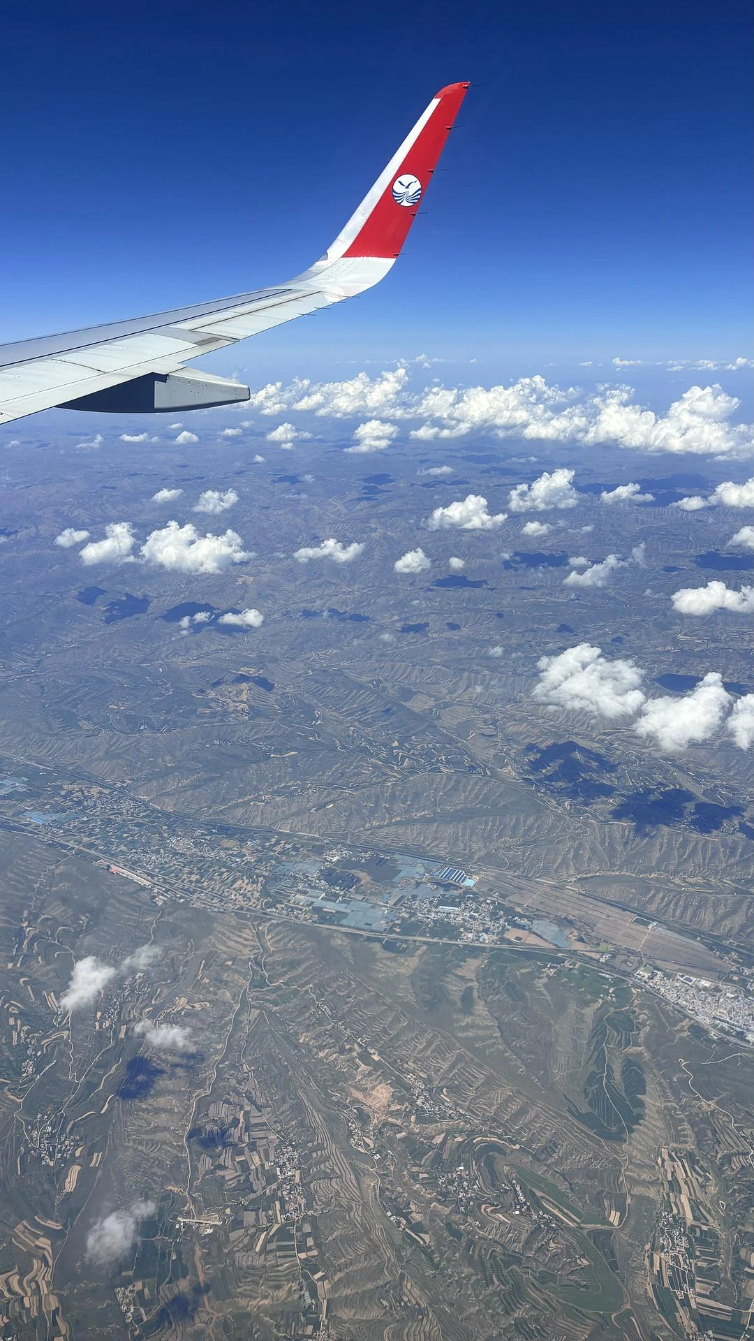 第一次飞机视角看黄土高坡，千沟万壑纵横交错，既苍 - 图2