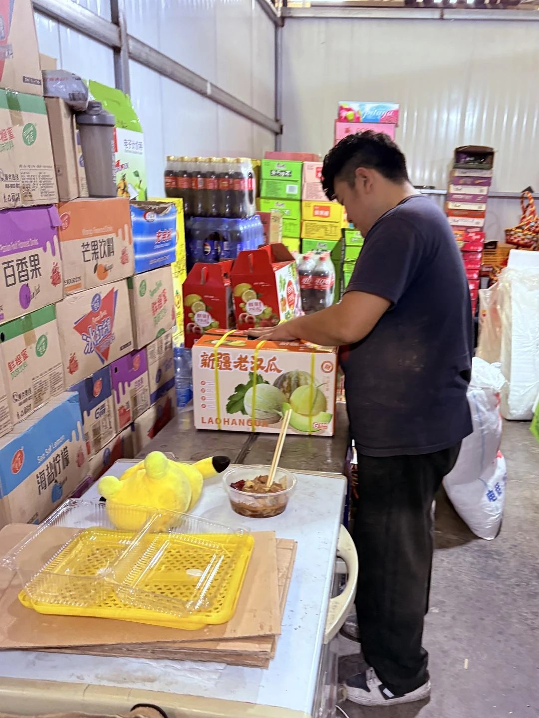 今天去批发市场，打算买一个瓜背回去，我表哥说好事 - 图1