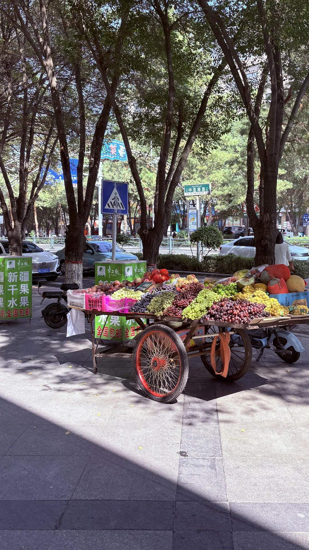 新疆的街角浪漫总是来得不经意。
走在树荫斑驳的小 - 图1