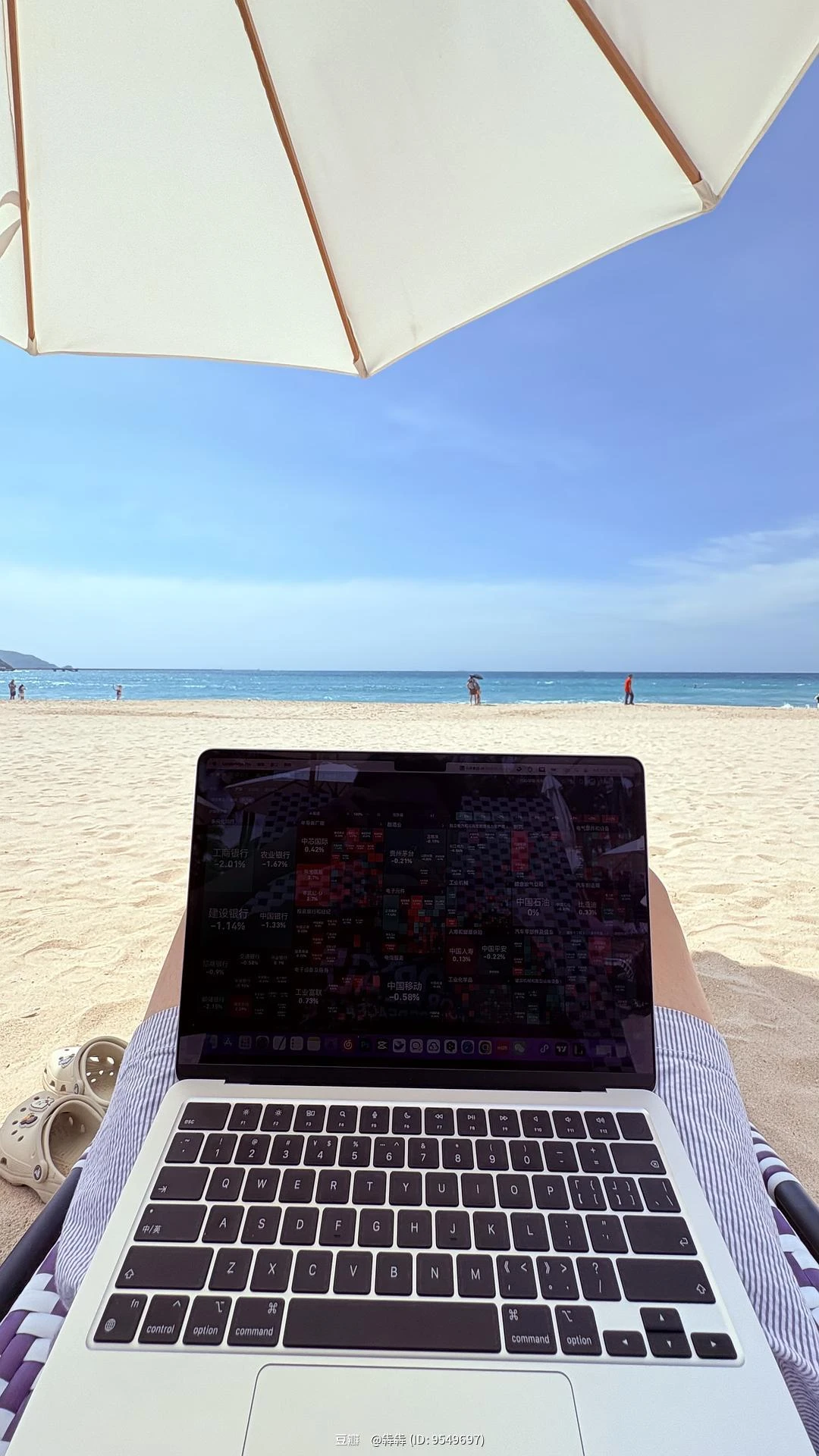 🏖️工位在沙滩上的牛马，也是牛马 - 图1